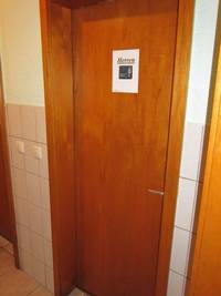 Herren-Toilette, Eingang