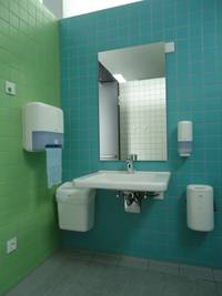 Westbad Freibad - Behinderten-WC Waschtisch