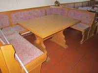 Tische und Stühle in der Gaststube