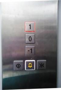 Bedienelement im Aufzug