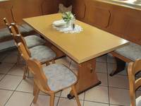 Tische und Stühle in der Gaststube