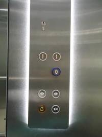 Bedienfeld im Aufzug