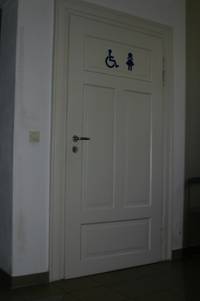 Eingangstür Behindertentoilette