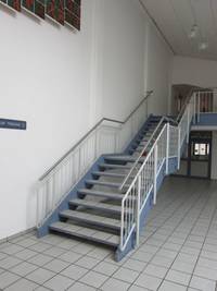 Treppe zur Tribüne in der Halle